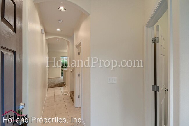 Building Photo - 3 br, 2.5 bath House - 574 NE 61st Ave
