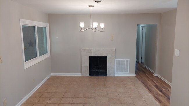 Comedor con chimenea - 611 Ambrose Dr