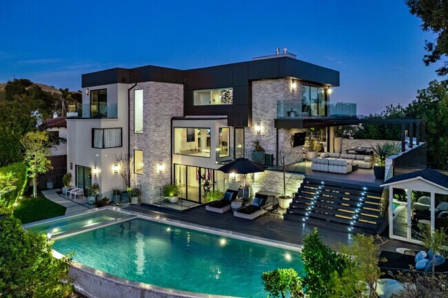 Foto del edificio - Prestigious Hollywood Hills Home for Rent