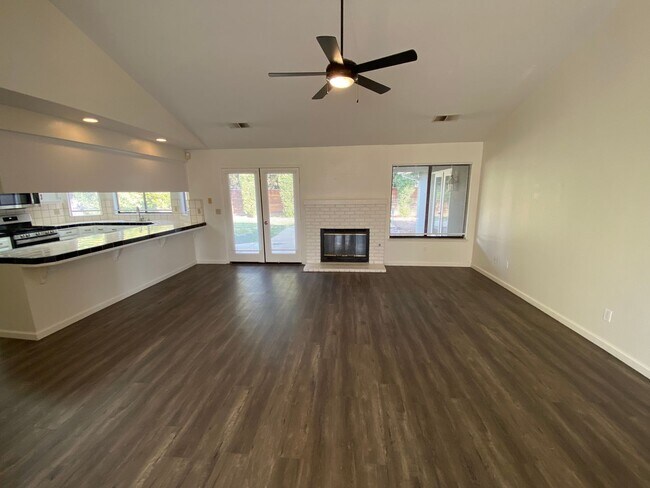 Building Photo - NW Visalia home available now!