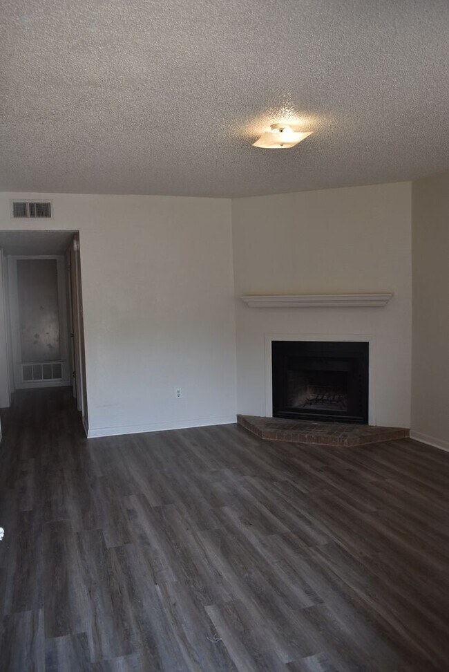 Building Photo - 221 W Robin Ln