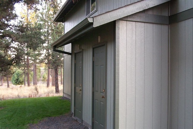 Building Photo - 1725 SW Forest Ridge Ave