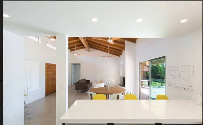 Open floor plan, perfect for groups - 77725 Robin Rd
