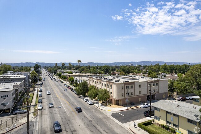 Foto del edificio - 7061 Woodman Ave