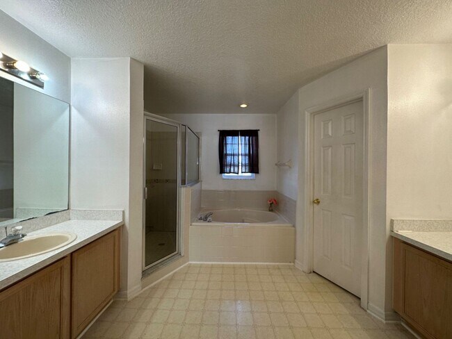 Building Photo - Extremely SPACIOUS 2 story 4 bedroom home ...