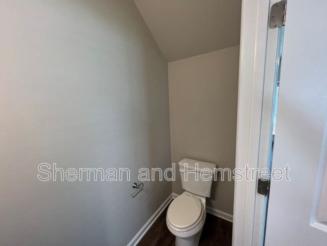 Foto del edificio - 660 Dobhill Ln