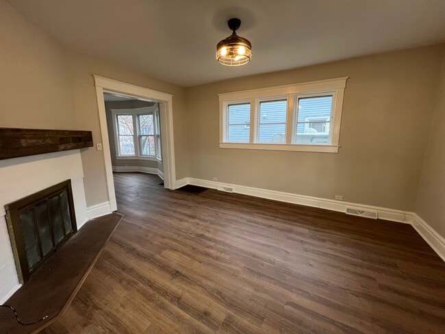 Building Photo - 1805 W Callender Ave
