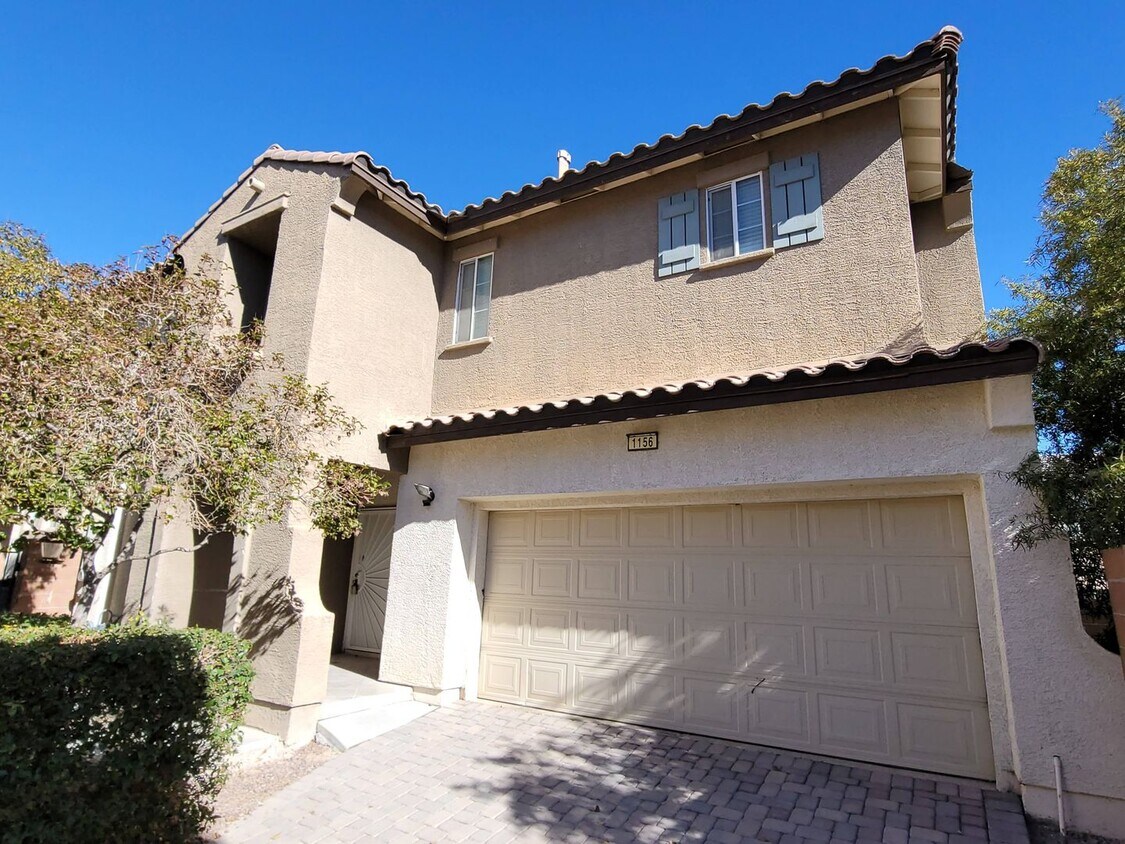 Foto principal - Immaculate 3 Bedroom Home in a Gated Commu...