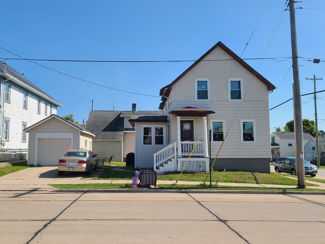 Building Photo - Spacious Single Family Home!