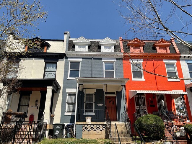 Foto del edificio - Eckington 3 Bedroom/ 2 Bath TH convenient to Metro  & Howard U