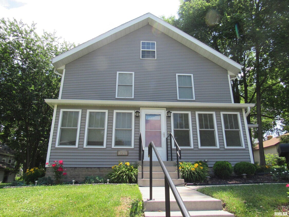 1219 N Perry St Unit 2, Davenport, IA 52803 Apartment for Rent in