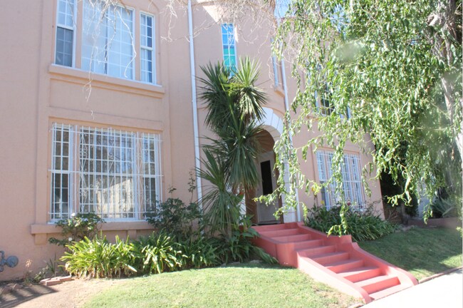 Building Photo - 459 N Sierra Bonita Ave