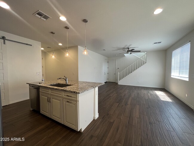 Building Photo - 4621 Kirkland Ave