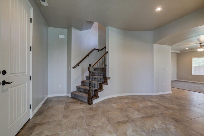 Foto del edificio - Beautiful 5 Bedroom Home! 6-month lease co...