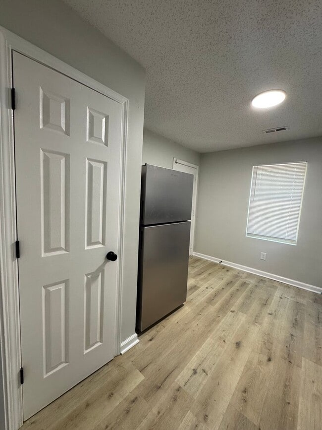 Building Photo - 3bed/2bath freshly renovated home!