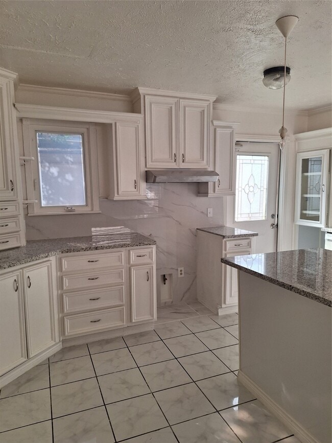 Building Photo - 4030 Knoll Glen Dr
