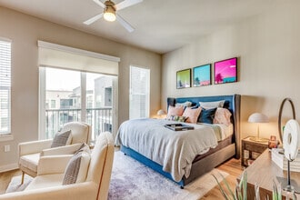 Studio, 1 Bath - 561 SF - 1701 Central Apartments