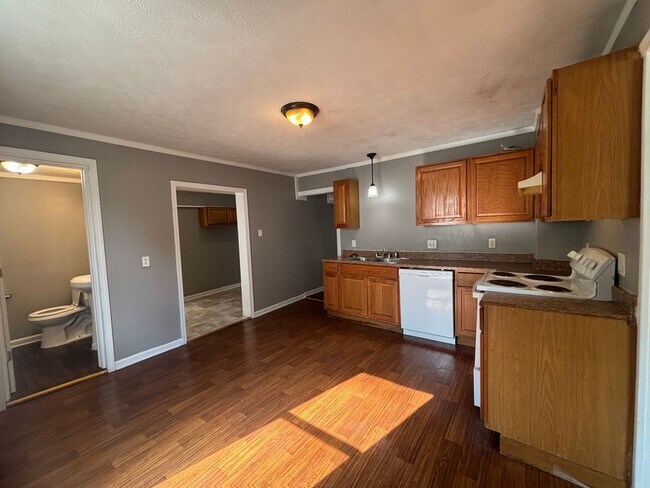 Foto del edificio - Rent this 4 Bedroom 1.5 bath Home availabl...