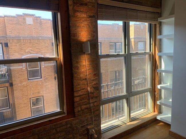 Building Photo - 1221 W Greenleaf Ave