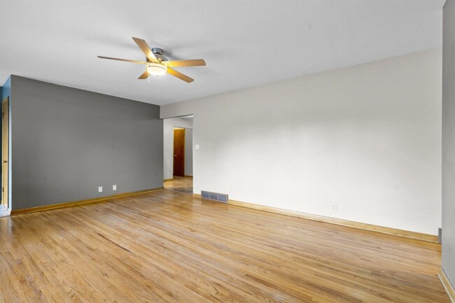 Building Photo - 3032 W 9th St