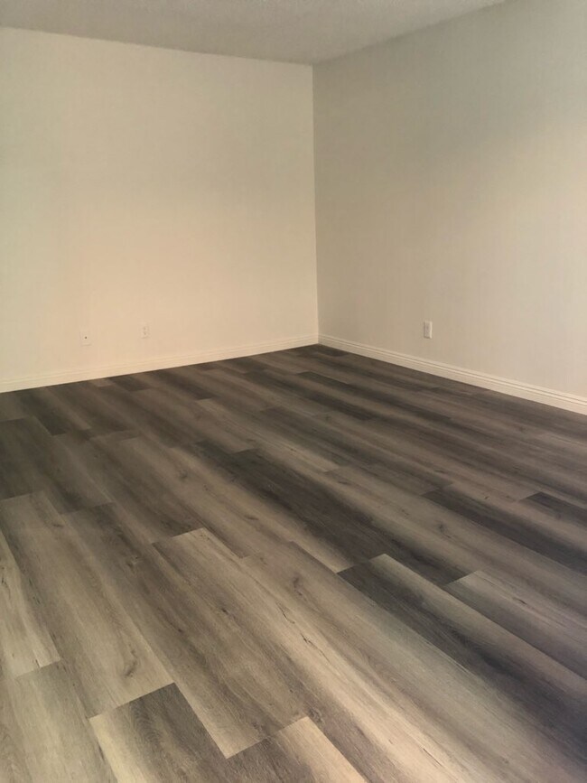 Foto del edificio - 4619 Rosewood Ave