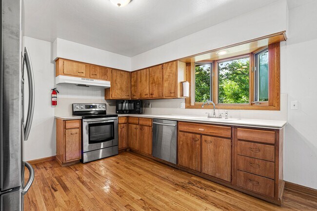 Building Photo - Fantastic Home with Fenced in Back Yard an...