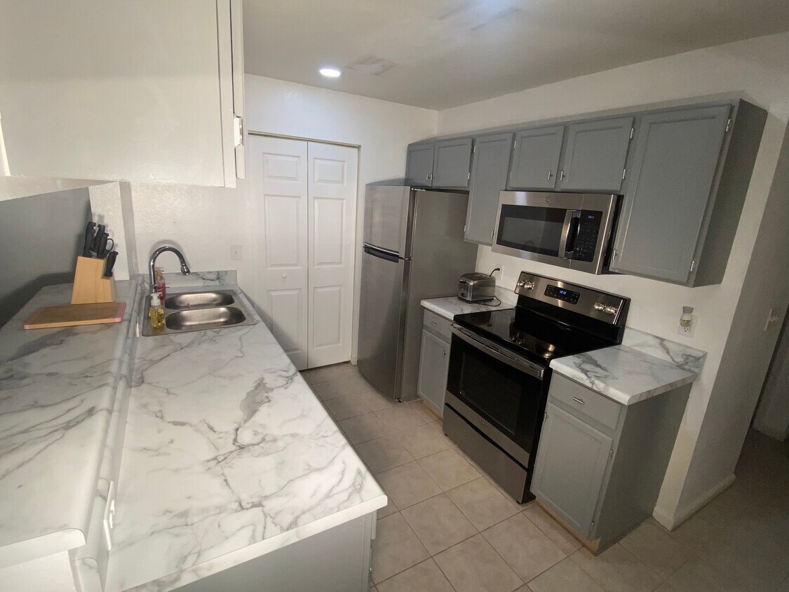 Foto principal - 2195 Timberwood Cir N