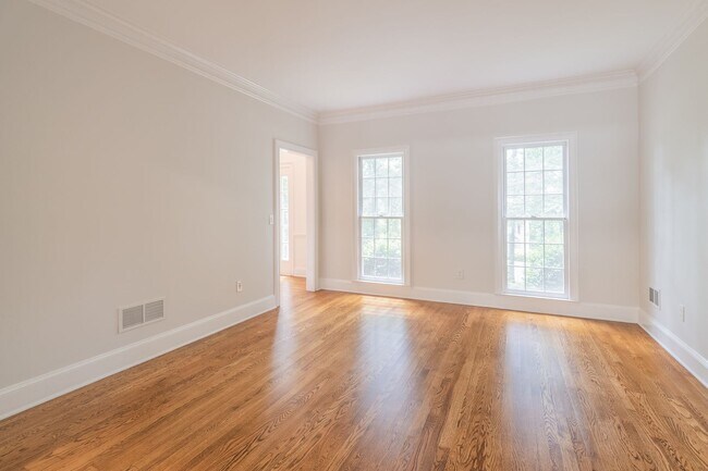 Foto del edificio - Amazing 5+ bedroom single family home with private pool in desired Saddlebrook Forest