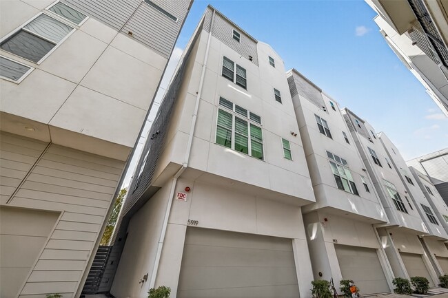 Building Photo - 5919 E Post Oak Ln
