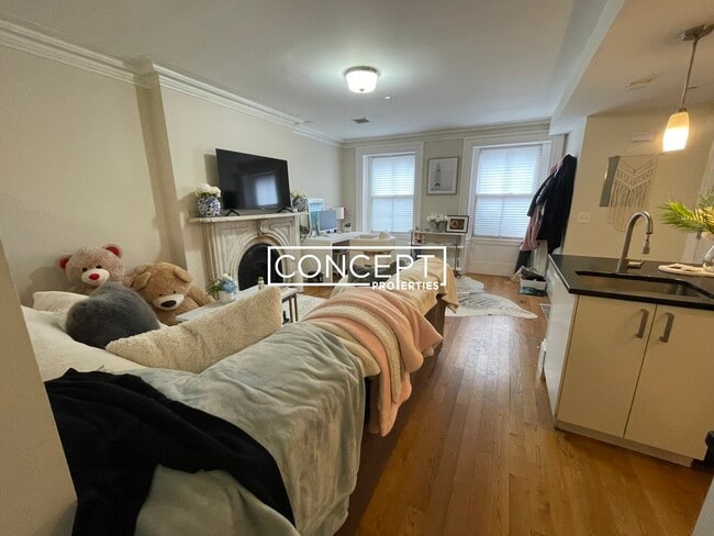 Building Photo - 658 Massachusetts Ave