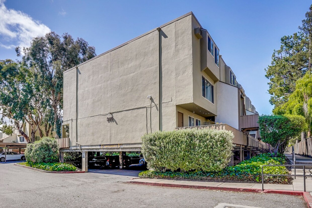 Primary Photo - $500 off first months rent!