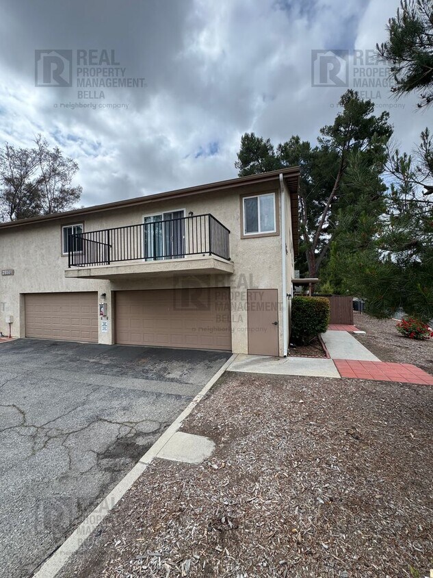 Foto principal - Charming 2-Bed, 2-Bath Condo in the Heart ...