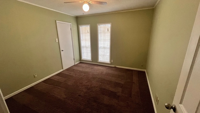 Foto del edificio - 4 Bed / 2 Bath Home with Fenced Backyard