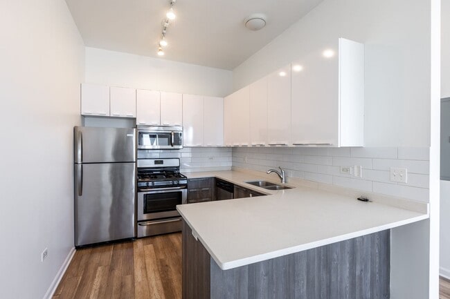 Building Photo - Spacious 3 Bed 2 Bath Duplex Up, In unit W/D in Humboldt Park!