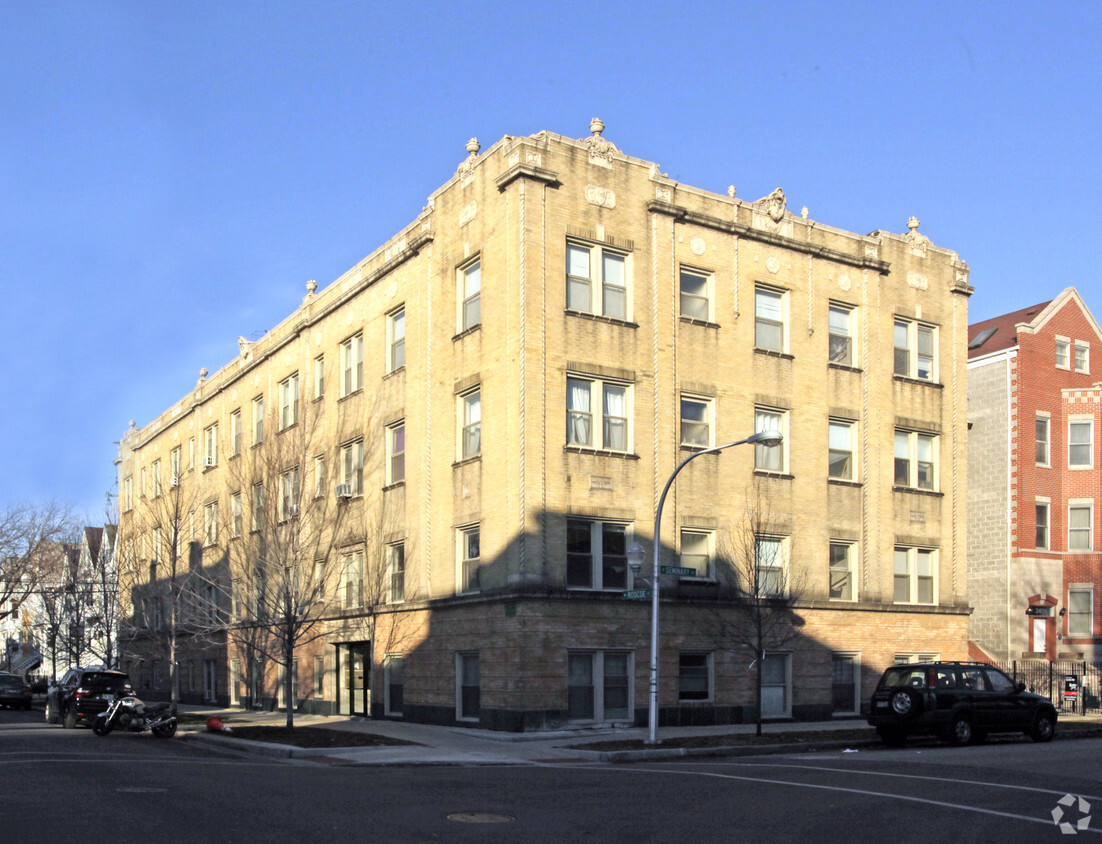 Primary Photo - Roscoe Apartments