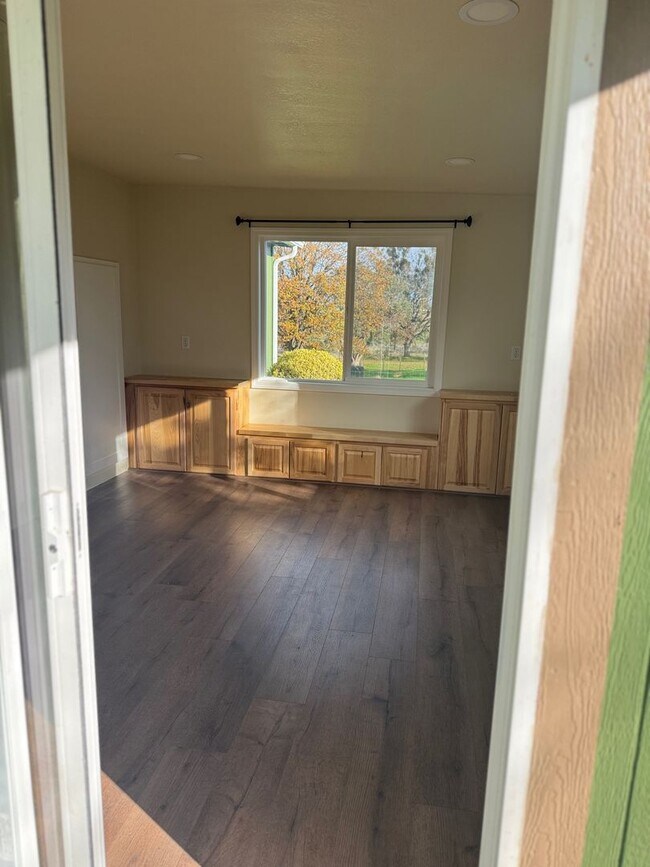 Building Photo - 2 Bedroom 2 Bath