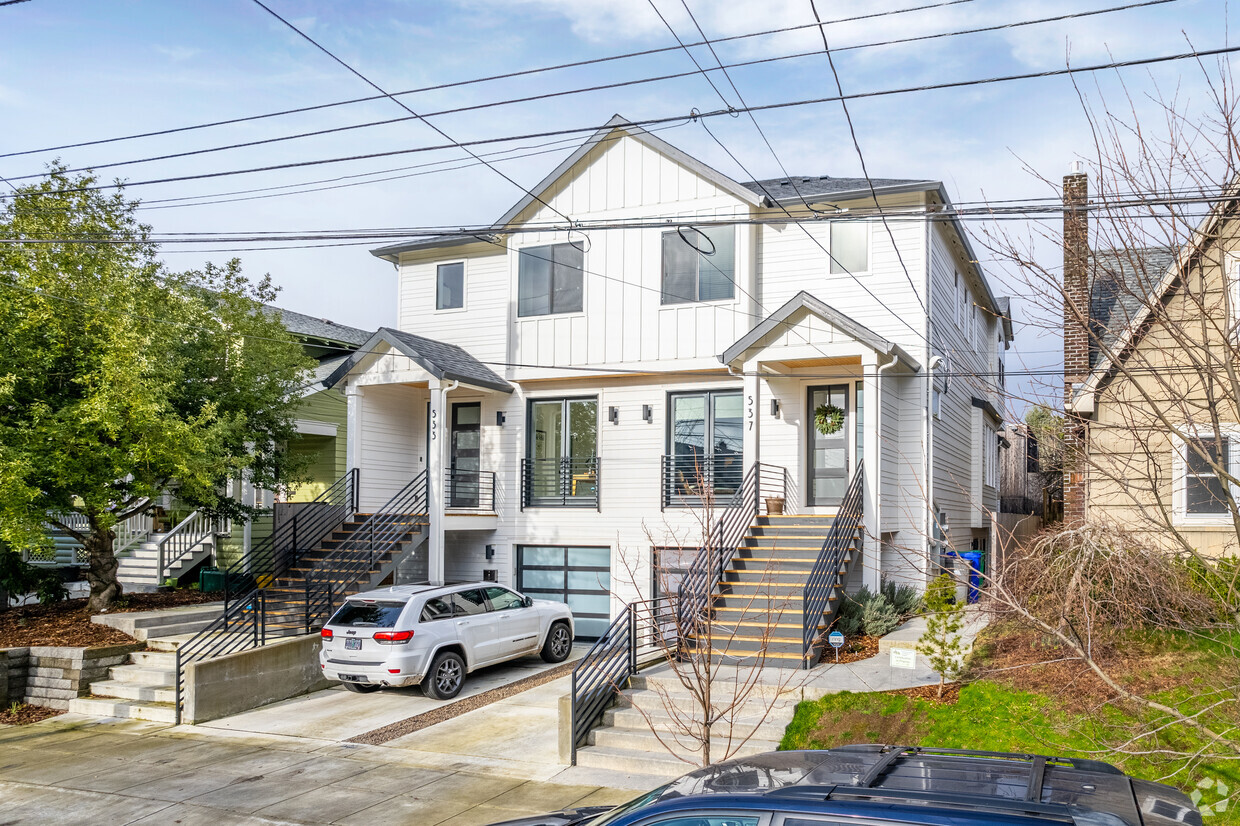 Primary Photo - 533 NE Cook St