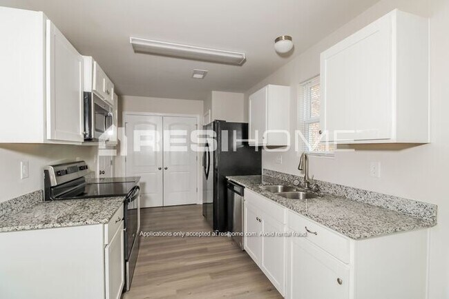 Building Photo - 194 Queens Circle