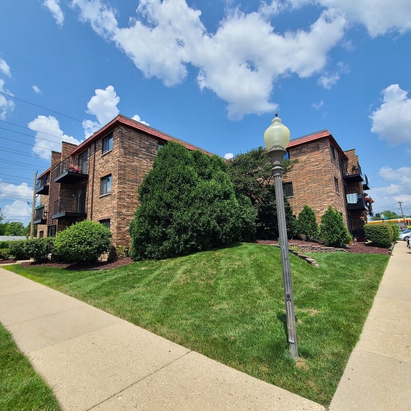 1765 W Algonquin Rd Unit 2B, Mount Prospect, IL 60056 Condo for Rent