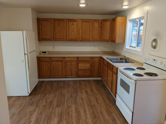 Building Photo - 590 SE 8th St