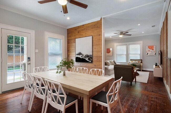 Building Photo - Craftsman Old East Dallas home only 3 mile...