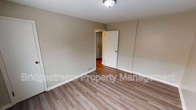 Foto del edificio - 619 Gainsborough Rd