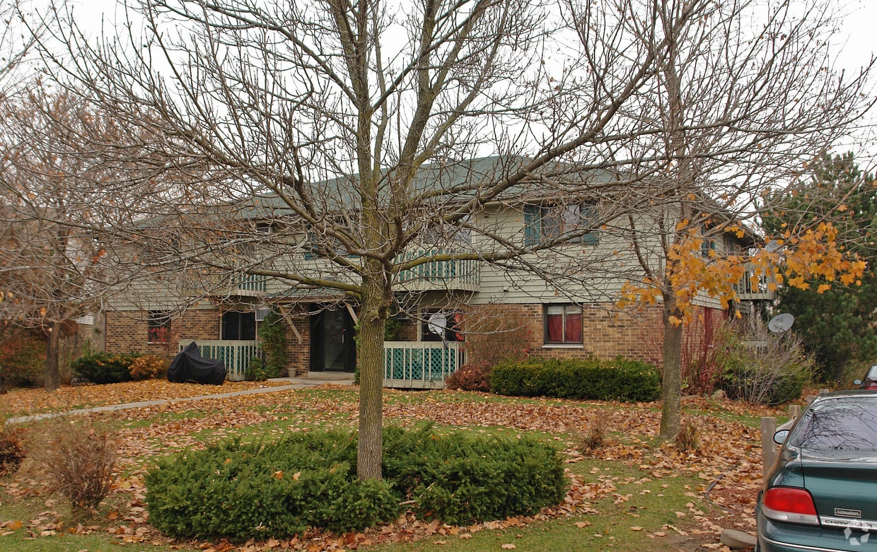 654 Foxtree Cir, Burlington, WI 53105 Apartments in Burlington, WI