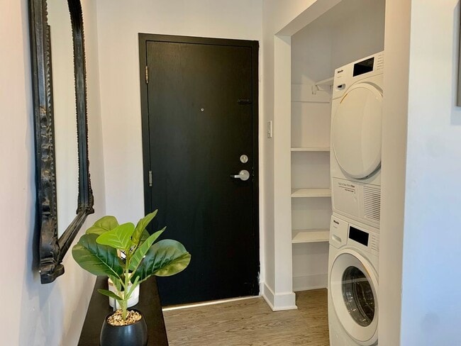 Building Photo - 3420 Pl Decelles