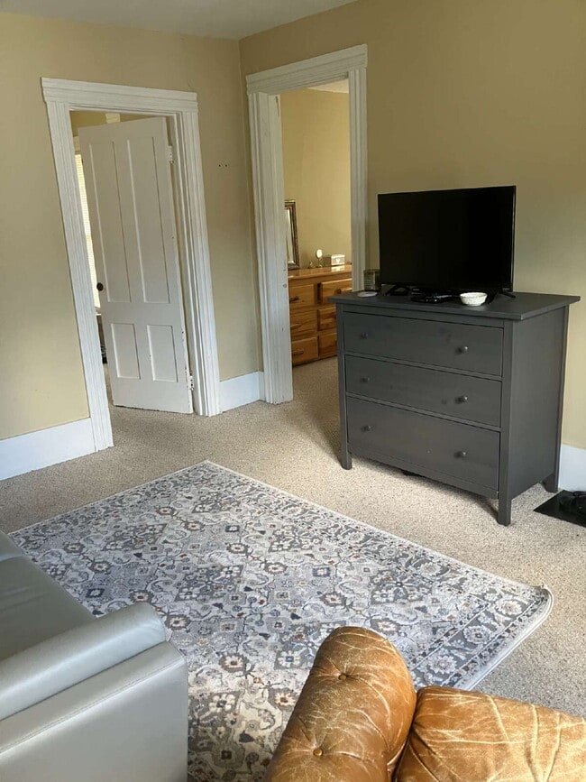 Building Photo - Available October 1!  2 Bedroom 1 bath upp...