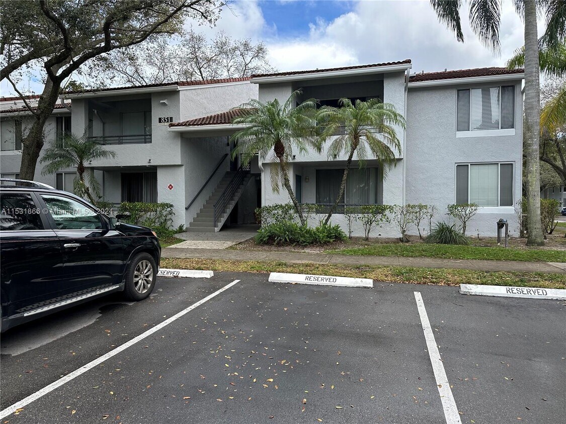 Foto principal - 851 Lyons Rd