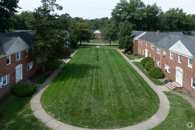 Building Photo - The Woods of Fairlawn