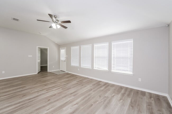 Foto del edificio - 3903 Bridle Path Ln