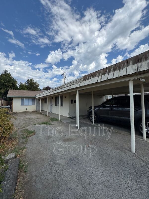 Building Photo - 942 E Tulare Ave
