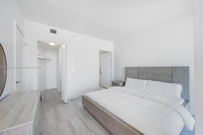 Foto del edificio - 121 NE 34th St